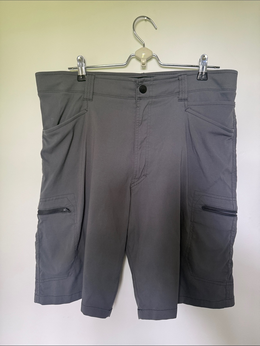Wrangler Gray Cargo Shorts with Zippered Side Pockets